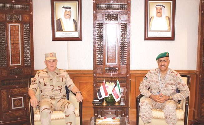الفريق الركن محمد الخضر مستقبلا الفريق الركن محمد فريد حجازي﻿