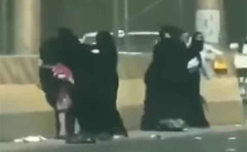 فيديو لمعركة حامية بين متسولات.. وسقوط رضيعة على الأرض يستفز متداوليه