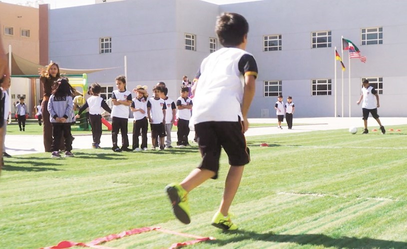 المبنى المدرسي يحتوى على مساحات خضراء للعب﻿