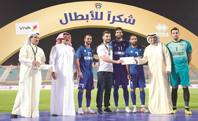 عبدالرزاق العيسى مع الشيخ أحمد اليوسف ود.محمد خليل ومجموعة من نجوم الأزرق خلال تكريم أحد أبطال الآسيوية ﻿