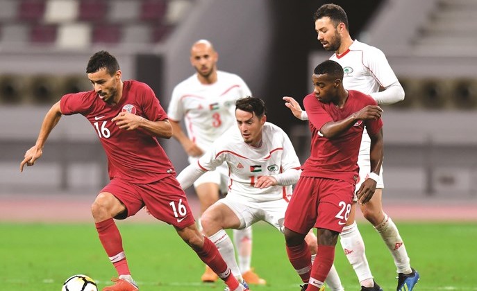 لاعب قطر بوعلام يمر من مدافعي منتخب فلسطين﻿