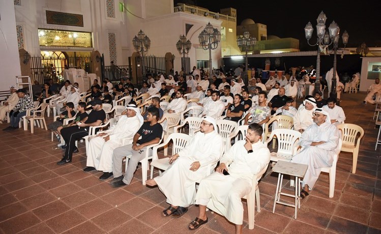 جانب من الحضور في الساحة الخارجية لحسينية الأوحد -(أحمد علي)﻿