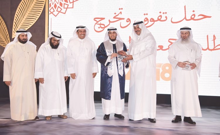 الشيخ مبارك العبدالله مكرما أحد الخريجين بحضور قيادات كلية الشريعة والمحامي أحمد الشحومي ﻿