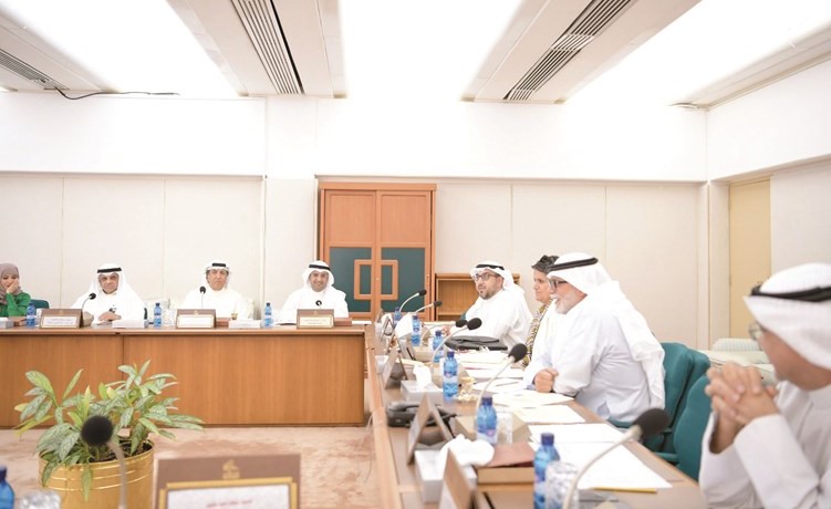 د. نايف الحجرف خلال الاجتماع﻿