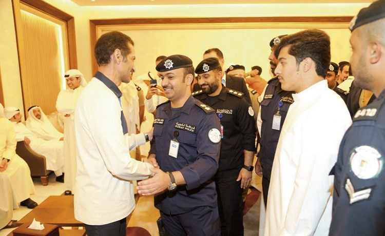العقيد الخلف لدى استقباله زملاءه الضباط بعد العودة من رحلة العلاج﻿