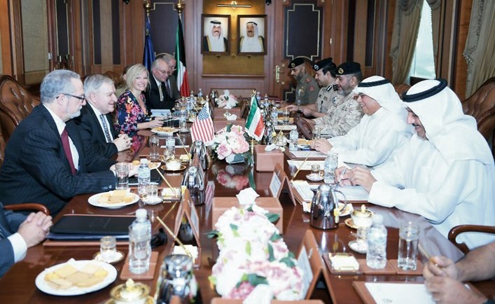 الشيخ خالد الجراح خلال استقباله المبعوث الأميركي الخاص لوزير الخارجية﻿