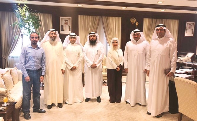 د.جنان بوشهري وم.فيصل العتل يتوسطان المهندسين وعددا من قياديي المؤسسة ﻿