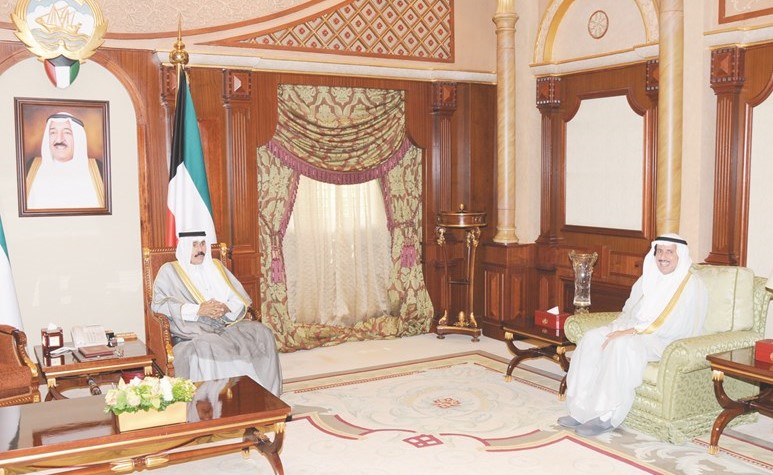 سمو ولي العهد مستقبلا السفير الشيخ عزام الصباح ﻿