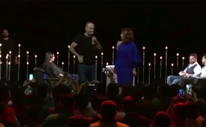 بالفيديو.. نجم لبناني يعرض الزواج على حبيبته على المسرح أثناء برنامج تلفزيوني
