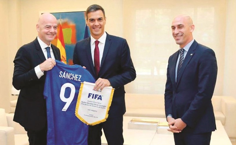 إنفانتينو خلال لقاءه مع بيدرو سانشيز ولويس روبياليس﻿