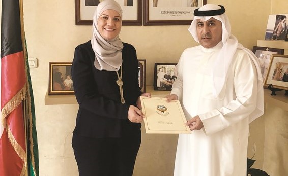 السفير عزيز الديحاني يسلم نسرين قطامش شيك الدعم﻿