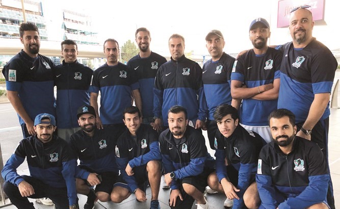 لقطة جماعية لمنتخب الكويت لهوكي الجليد لدى وصوله هونغ كونغ (كونا)﻿