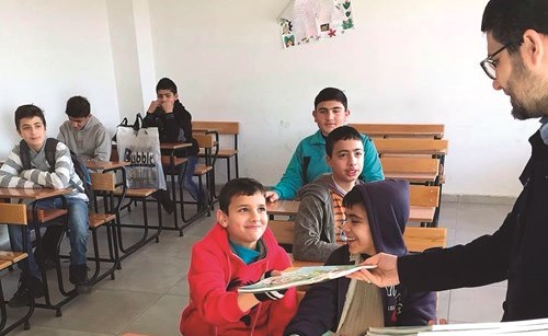 توزيع قصة إلى الجنة في احدى المدارس في لبنان﻿