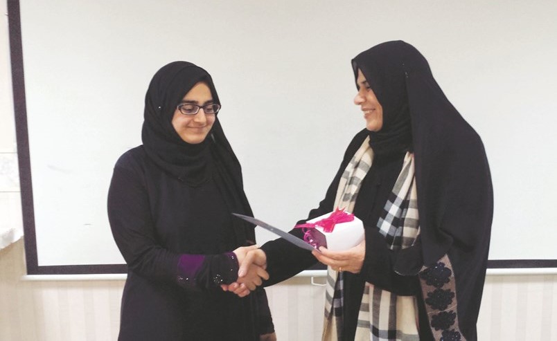 تكريم إحدى الحاصلات على شهادة في دورة تعليم اللغة العربية كلغة ثانية﻿