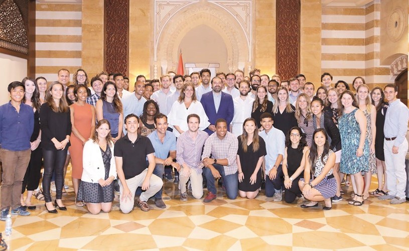 رئيس الحكومة المكلف سعد الحريري خلال استقباله في بيت الوسط 70 طالبا من جامعة ستانفورد الاميركية 	(محمود الطويل)﻿
