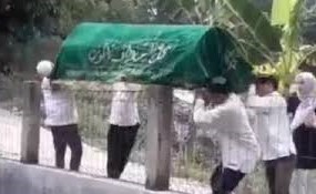 بالفيديو.. لحظة سقوط نعش داخل حمام سباحة أثناء تشييع جنازة