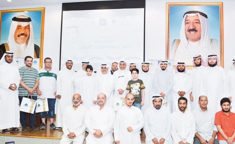 د.أحمد الباطني وزيد الخطيب في صورة تذكارية مع الفائزين والمشاركين في المسابقة ﻿