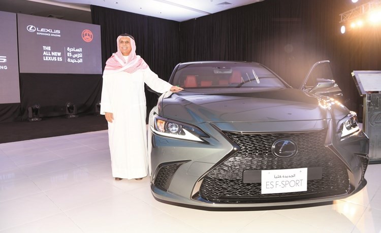 مبارك ناصر الساير بجوار لكزس ES F-SPORT 2019 الجديدة﻿