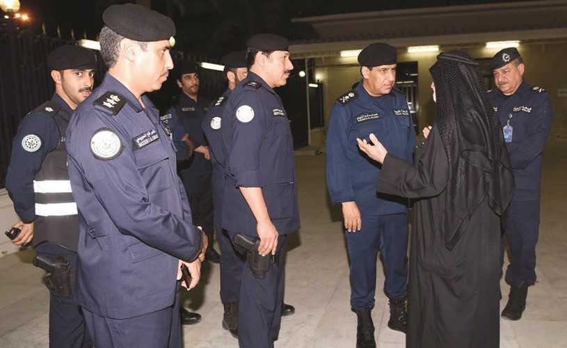 الفريق عصام النهام واللواءان جمال الصايغ وعابدين العابدين وعدد من القيادات الأمنية مقابل إحدى الحسينيات ﻿