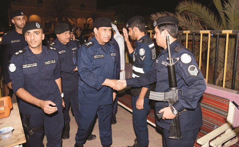 الفريق النهام مصافحا رجال الأمن أمام إحدى الحسينيات ﻿