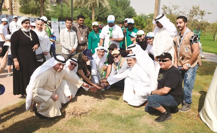 د. عادل دشتي ود. قيس مجيد ويعقوب دشتي خلال الفعالية وعدد من المشاركين يغرسون إحدى فسائل النخيل	 (متين غوزال)﻿