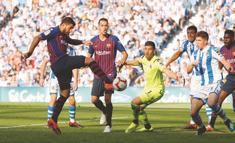 مهاجم برشلونة لويس سواريز يسجل في شباك سوسييداد- (رويترز)﻿