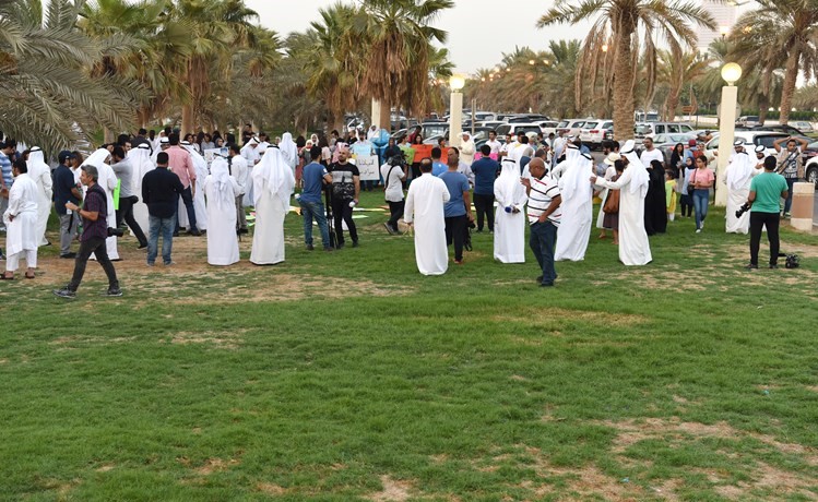 عدد من المشاركين في الاعتصام ضد منع الكتب قبيل بدء وقفتهم الاحتجاجية بساحة الإرادة	(أحمد علي)﻿