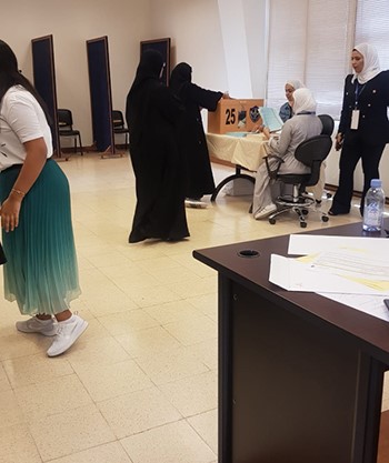 احدى الطالبات تمارس حقها الديمقراطي 