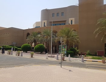 خلو موقع الجامعة في الشويخ من بوسترات القوائم 