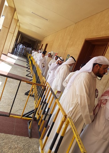 الطلبة خلال انتظارهم للتصويت في كلية الحقوق