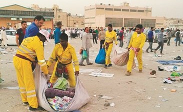 جانب من مصادرة البضاعة من الباعة الجائلين في الحساوي﻿
