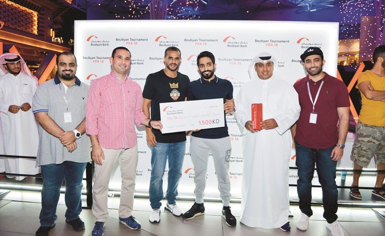 المطوع وعدد من مسؤولي البنك مع الفائز بالبطولة ﻿