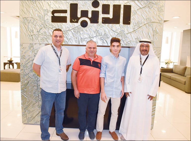 الزميلان سكرتير تحرير الشؤون الرياضية زكي عثمان ومبارك الخالدي مع أنطوني ووالده سركيس الحامض 	( احمد علي)