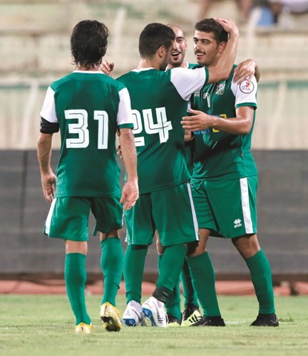 فرحة لاعبي العربي بأحد الأهداف	(الأزرق.كوم)﻿