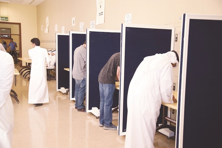 عدد من الطلبة يدلون بأصواتهم في مواقع الجامعة بالشويخ﻿