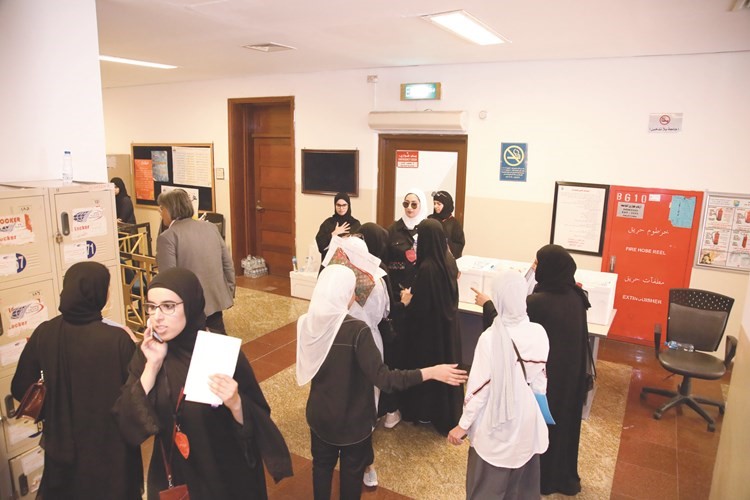 جانب من التصويت في إحدى لجان الطالبات بالشويخ﻿