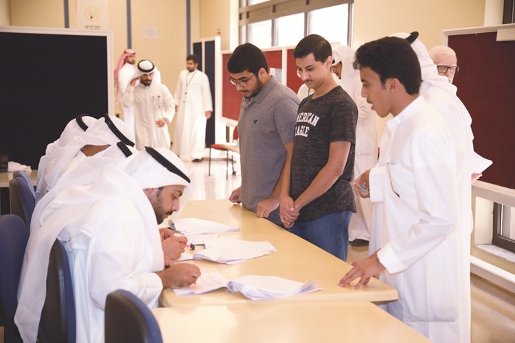 تدقيق على هويات الطلبة قبيل الاقتراع ﻿
