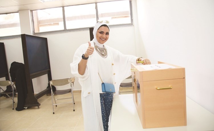طالبة تدلي بصوتها في إحدى اللجان بمواقع الجامعة في كيفان ﻿