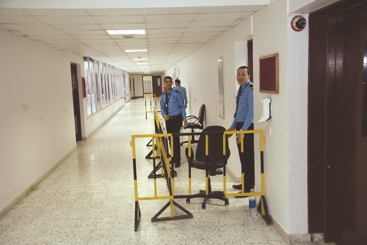 أحد الممرات خال تماما أمام إحدى لجان الاقتراع﻿