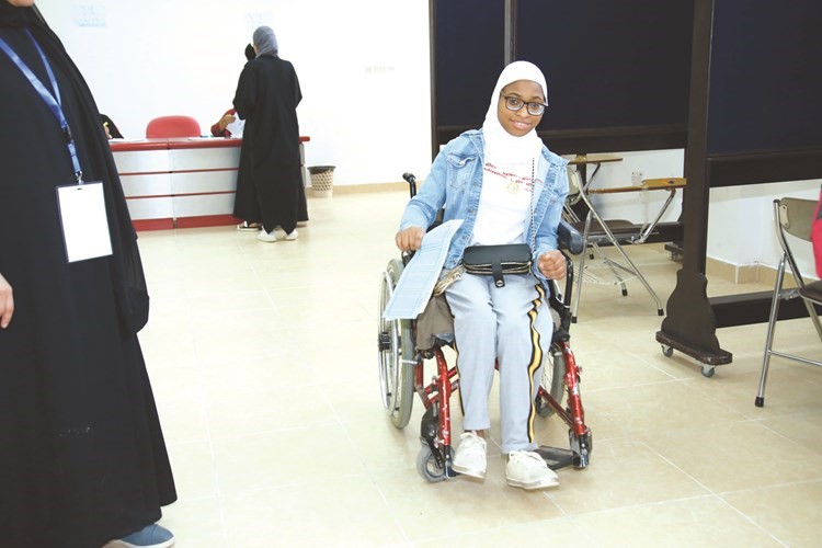 إحدى الطالبات لم تمنعها ظروفها الصحية من المشاركة بإيجابية﻿