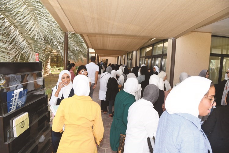 إقبال أمام إحدى لجان الطالبات-﻿
