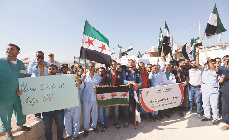 عاملون في الحقل الطبي يتظاهرون للمطالبة بحماية المستشفيات والمستوصفات من العملية العسكرية المحتملة للنظام-(أ.ف.پ)﻿