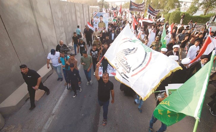 مؤيدون لايران يتظاهرون استنكارا لحرق السفارة الايرانية في البصرة	(أ.ف.پ)﻿