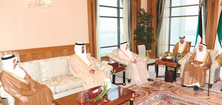 صاحب السمو الأمير الشيخ صباح الأحمد مستقبلا سمو الشيخ محمد بن مبارك آل خليفة والوفد المرافق﻿