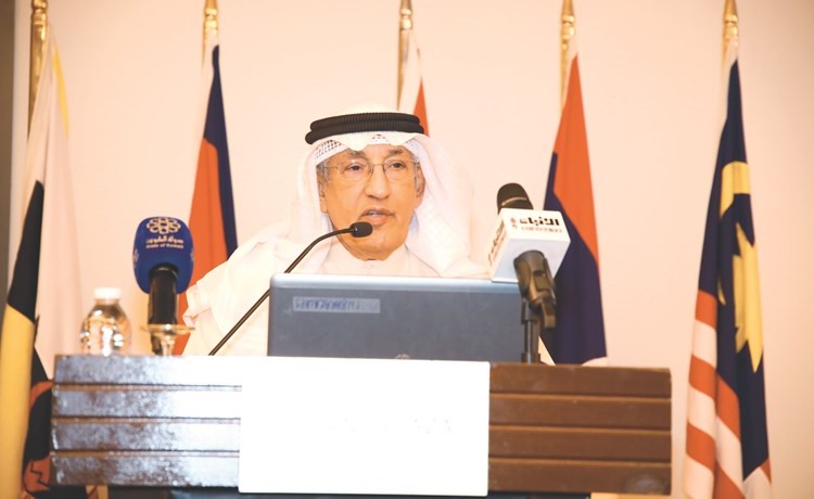 السفير عبدالعزيز الشارخ متحدثا خلال المؤتمر﻿