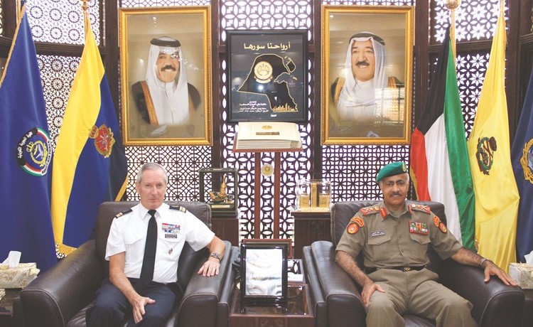 الفريق الركن محمد الخضر خلال استقباله العقيد الركن طيار باتريك بيكييه ﻿