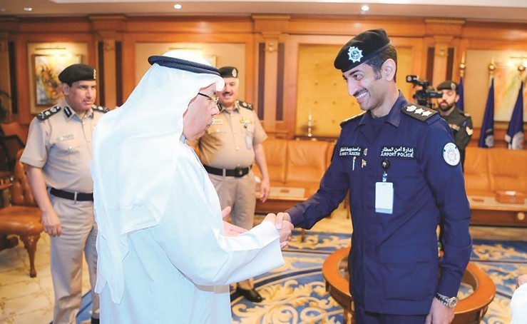 الشيخ خالد الجراح مصافحا العقيد د.أحمد الخلف في مبنى الوزارة﻿