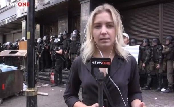 بالفيديو.. صحفية أوكرانية تتعرض للضرب في بث مباشر