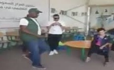 بالفيديو.. طفلة سورية تستعرض مهاراتها أمام ماجد عبدالله في مخيم الزعتري