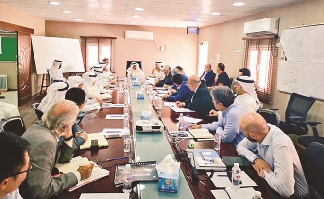 م.بدر الوقيان وم. علي الحبيل خلال الاجتماع مع مقاولي العقود الأربعة لمشروع المطلاع ﻿